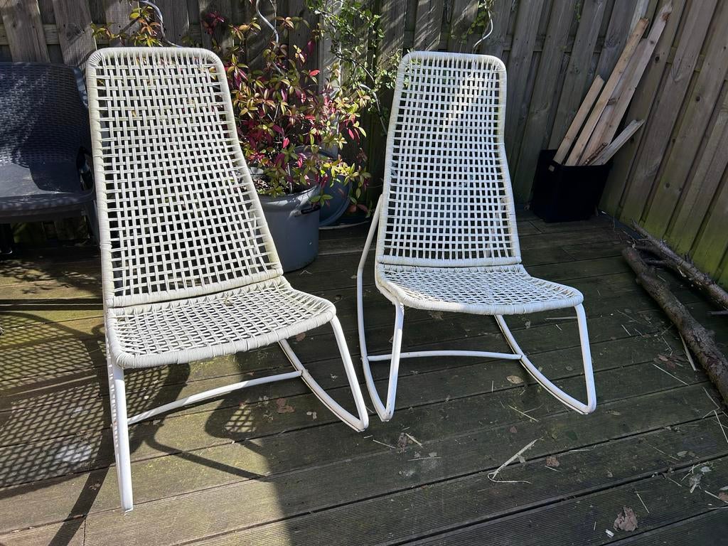 Twee witte schommel tuinstoelen IKEA, Ophalen, Gebruikt, Metaal