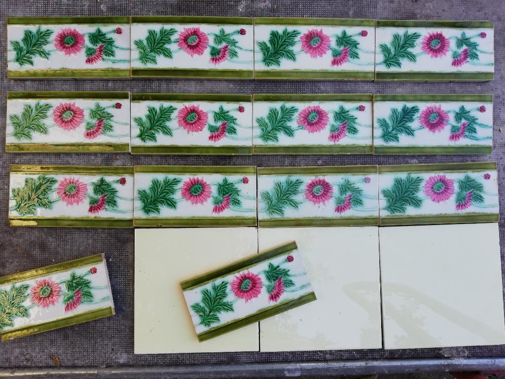 135 cm antieke wandtegels met roze rode bloemen in relief, Ophalen