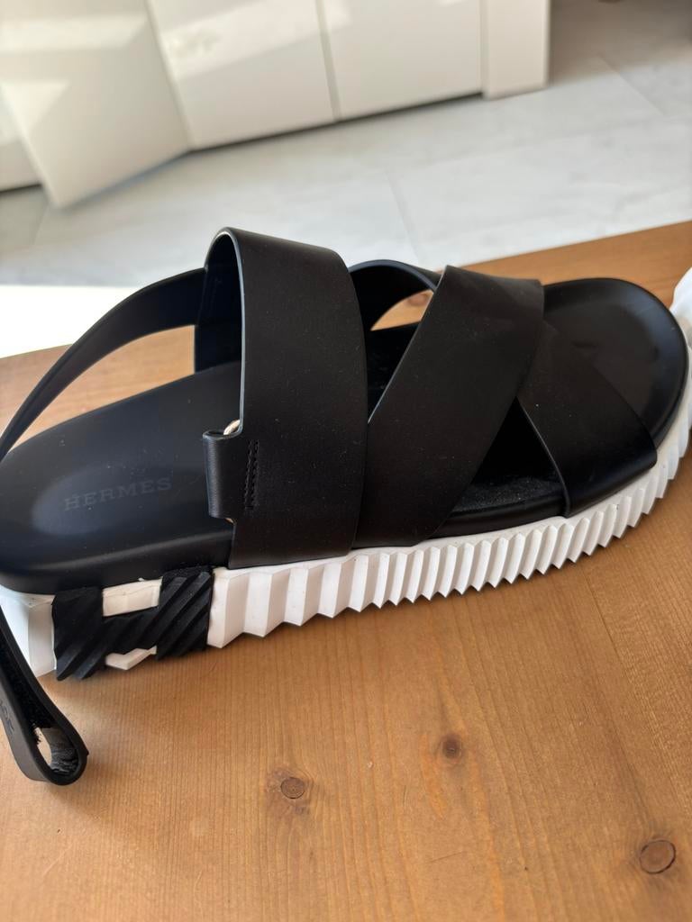 Hermes slippers ongedragen maat 39  380 e Hellevoetsluis, Kleding | Dames, Schoenen, Ophalen of Verzenden, Nieuw, Zwart, Sandalen of Muiltjes