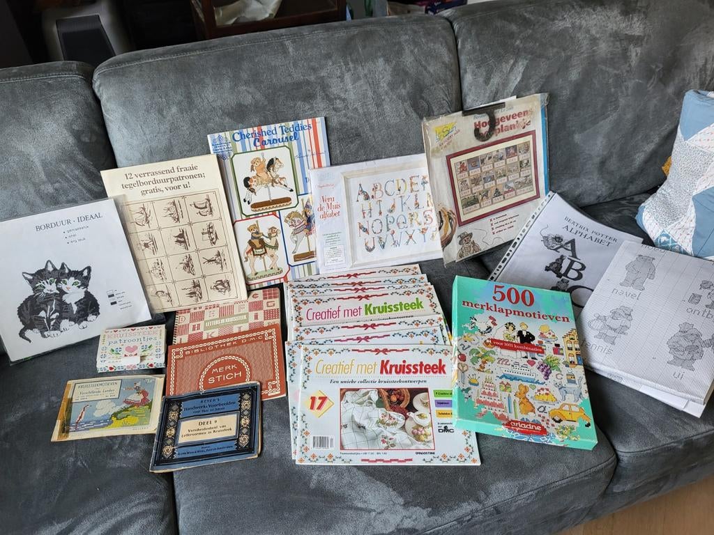 Groot set borduurvoorbeelden en boeken, Ophalen of Verzenden, Patroon