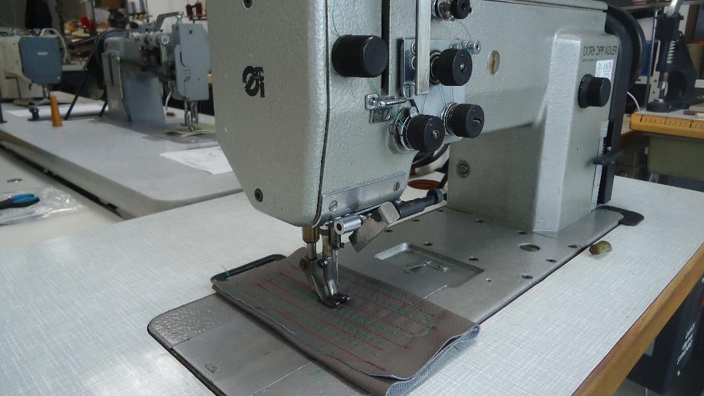 Industrie Naaimachine Adler 3 Voudig Transport Half aut.467, Overige merken, Gebruikt, Ophalen of Verzenden, Naaimachine