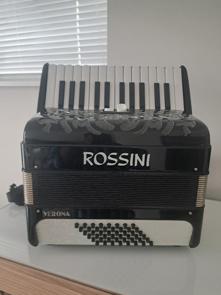Rossini Verona 48-bas accordeon, zo goed als nieuw, Muziek en Instrumenten, Accordeons, 48-bas, Met koffer, Toetsaccordeon, Zo goed als nieuw