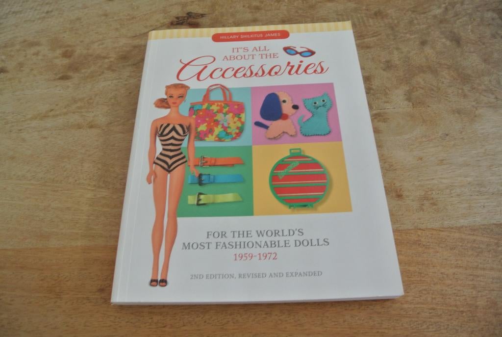 Barbie Boek It s all  about  the accessoires 1959-1972, Ophalen of Verzenden, Zo goed als nieuw, Overige typen