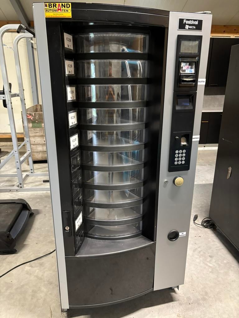 2x gekoelde vending machines tekoop, Euro, Ophalen, Zo goed als nieuw, Met sleutels