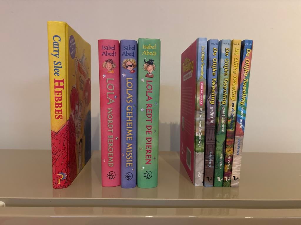 Kinderboeken: Carry Slee, Lola, De Olijke Tweeling, Ophalen of Verzenden, Gelezen, Fictie algemeen