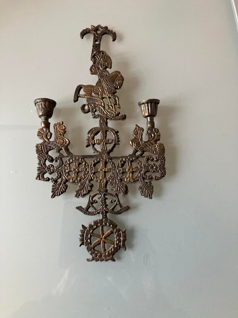 Antieke wandkaarsenhouder met ridder en kruismotieven, Ophalen of Verzenden, Koper of Brons