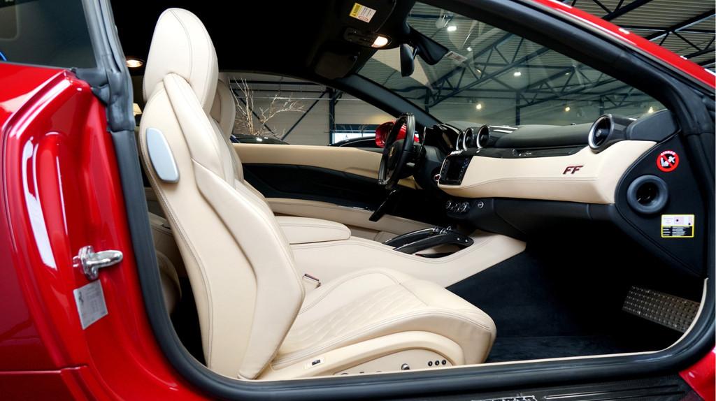 Ferrari FF 6.3 V12 HELE ROSSO MARANELLO + LED STUUR + CARBON, Auto's, Automaat, Huisgarantie, 4 stoelen, Leder
