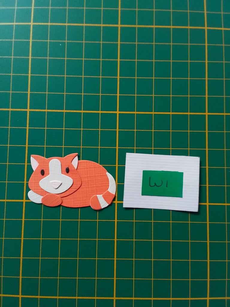 W1 Stansjes oranje liggende kat met witte vlekken, Ophalen of Verzenden, Nieuw, Kerst, Overige typen