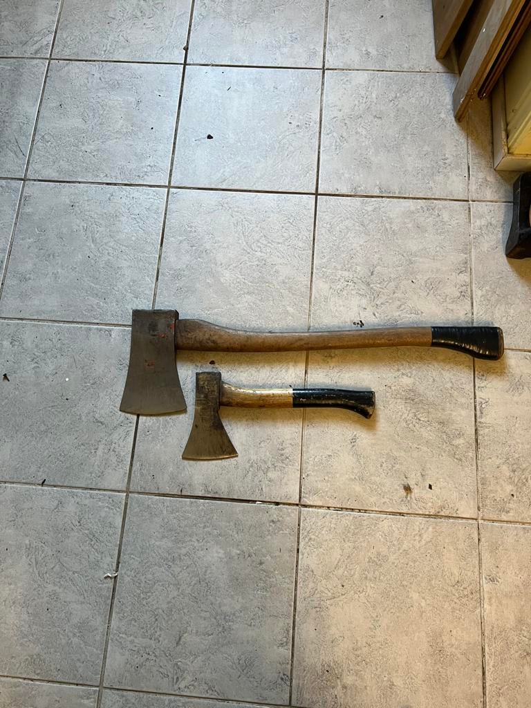 2 oude scherpe bijl / bijlen, Ophalen of Verzenden