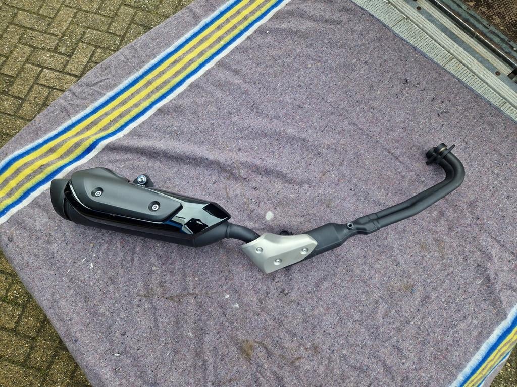 Nieuwe uitlaat afkomstig van yamaha t max 560, Motoren, Ophalen