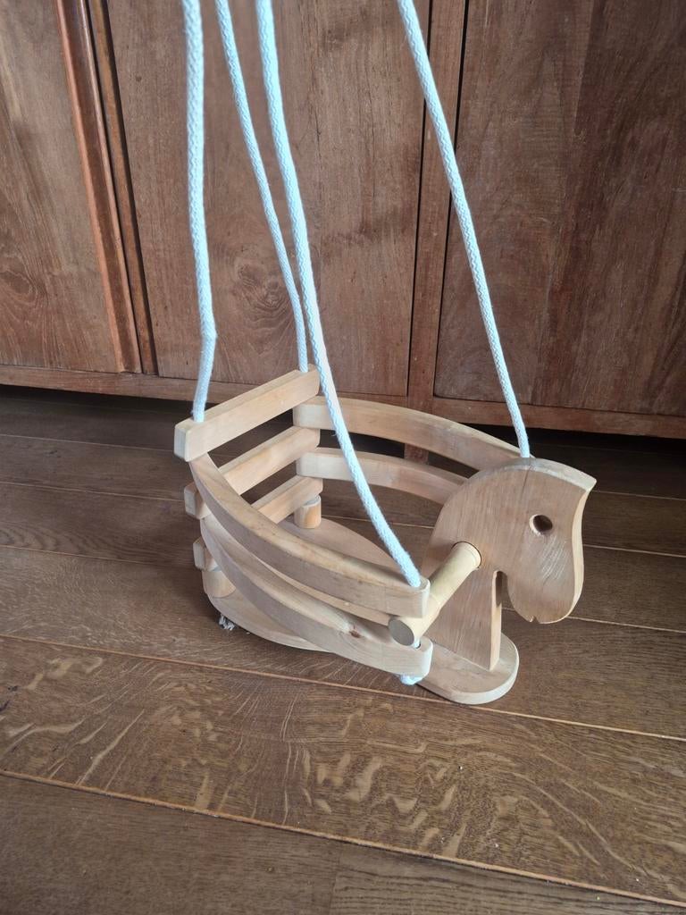 Houten schommel paard, Ophalen, Schommel