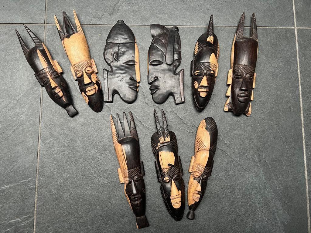 Houtsnijwerk maskers 9 stuks handwerk oosters massief, Overige onderwerpen, 20 - 50 cm, Hout, Bruin