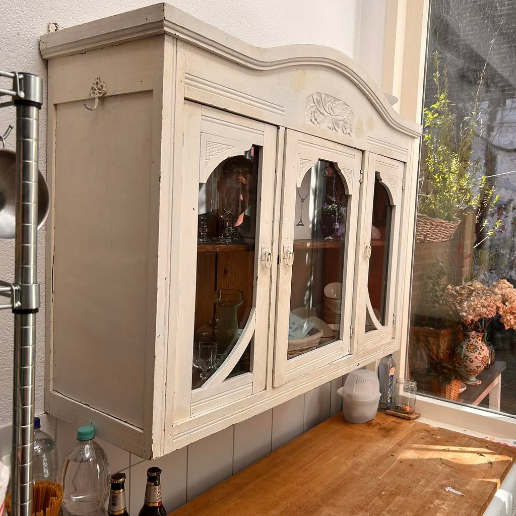 Antiek keukenkastje, Ophalen