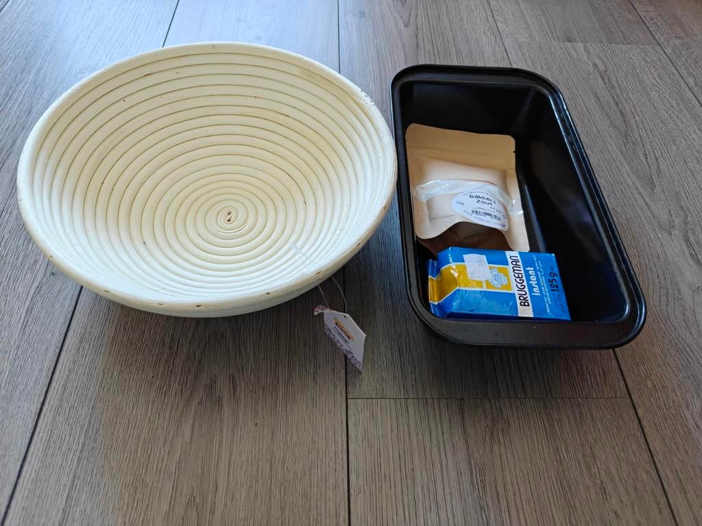 Broodbakset: Rijsmand, bakvorm, gist en zuurdesem, Ophalen of Verzenden, Zo goed als nieuw