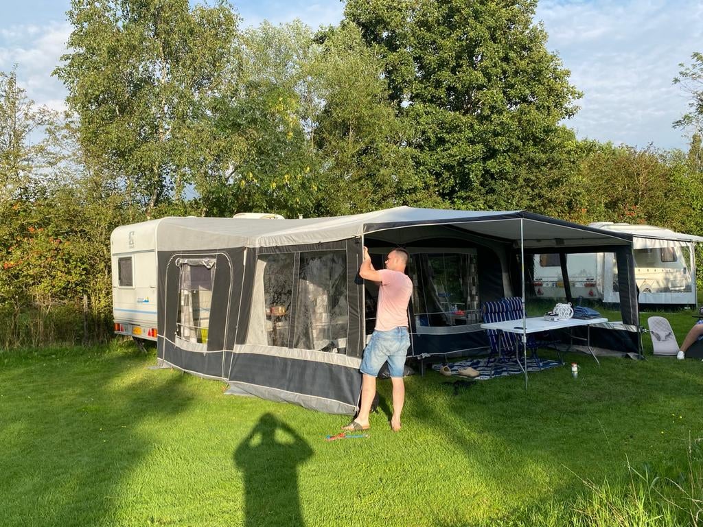 Complete caravan met voortent, luifel, airco en 4 slaapplekk, Rondzit, Luifel, Particulier, 5 tot 6 meter