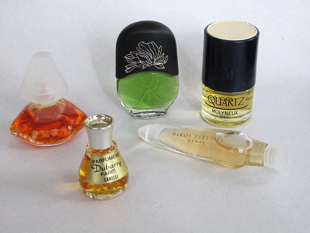 Vintage set van vijf niet geopende miniature parfum flesjes., Ophalen of Verzenden, Nieuw