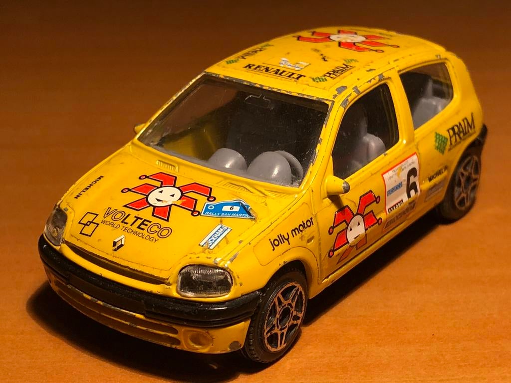 Gele Bburago Renault Clio Rallye auto 1:43 Made in Italy, Ophalen of Verzenden, Gebruikt, Auto, Overige merken