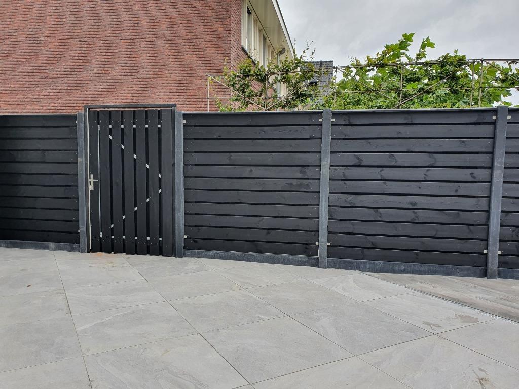 Zwart gespoten schutting €145 per m1 incl. plaatsing, Ophalen of Verzenden, Nieuw, Hout, 1 tot 2 meter