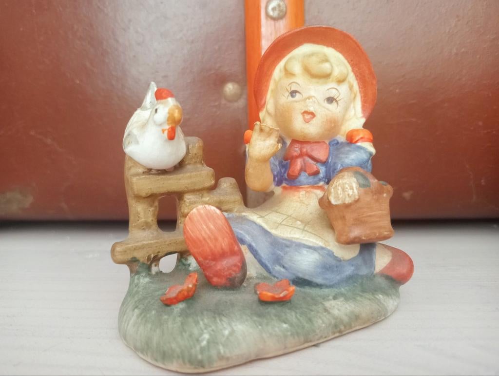 Leuk brocante beeldje meisje met kip op een hek, Ophalen of Verzenden, Zo goed als nieuw, Mens