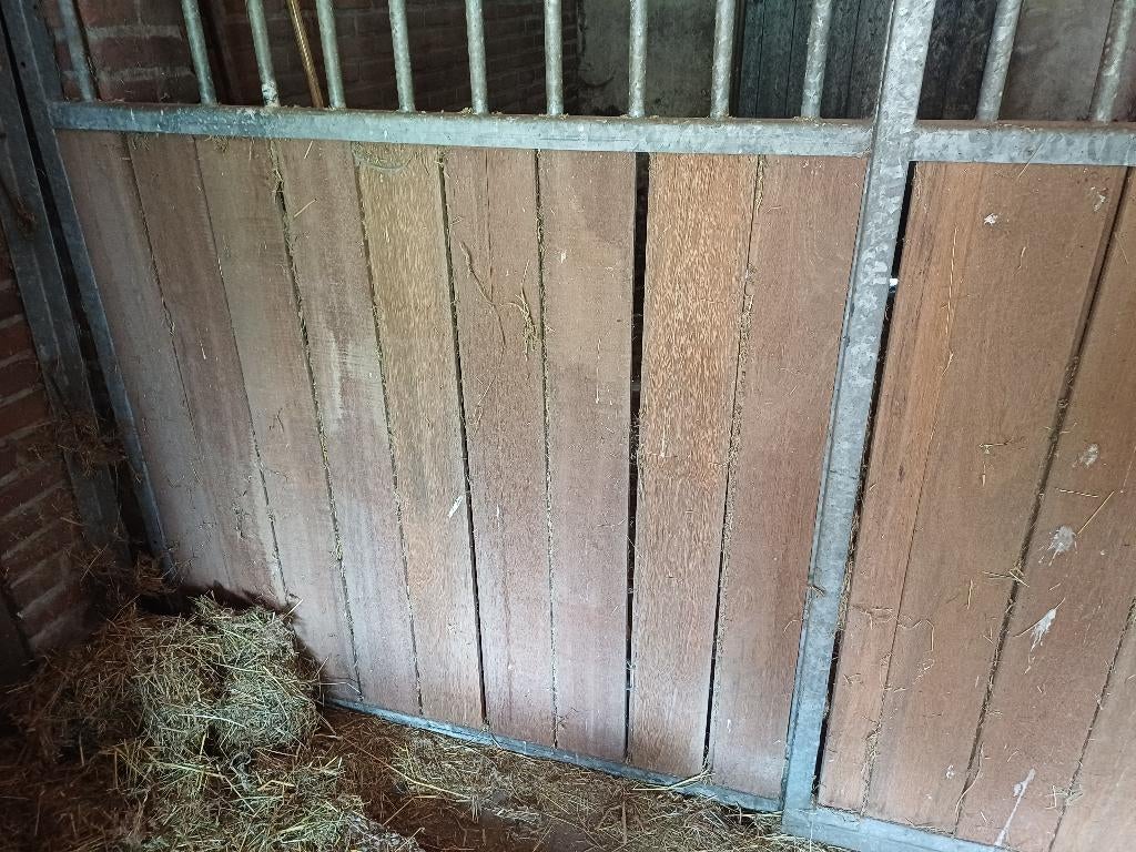 Voorwand paardenbox