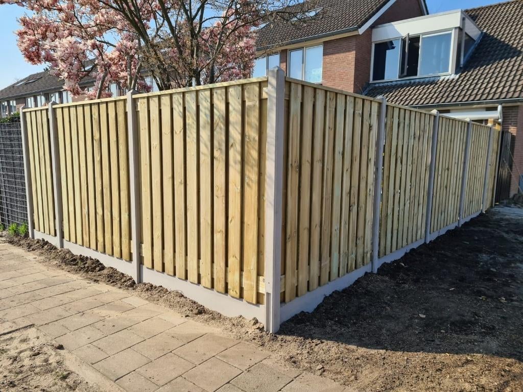 Grenen houten schutting met lichtgrijs/wit beton, Ophalen, 1 tot 2 meter, Minder dan 3 meter, Nieuw