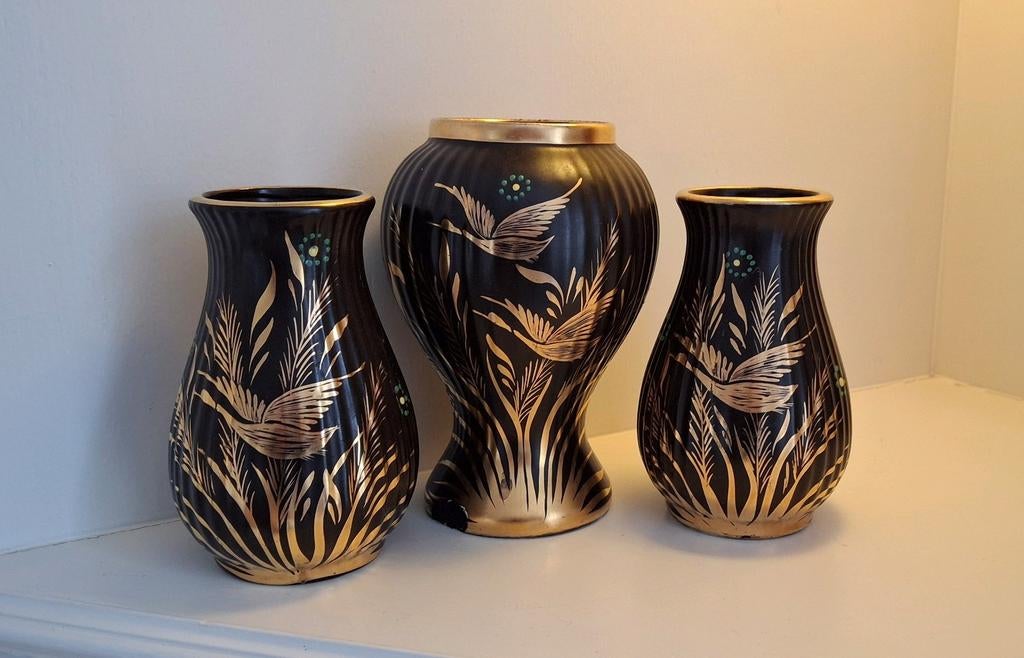 3 Zwarte vaasjes met gouden motieven,  H. Bequet Faience 437, Ophalen of Verzenden, Zo goed als nieuw, Zwart, Minder dan 50 cm