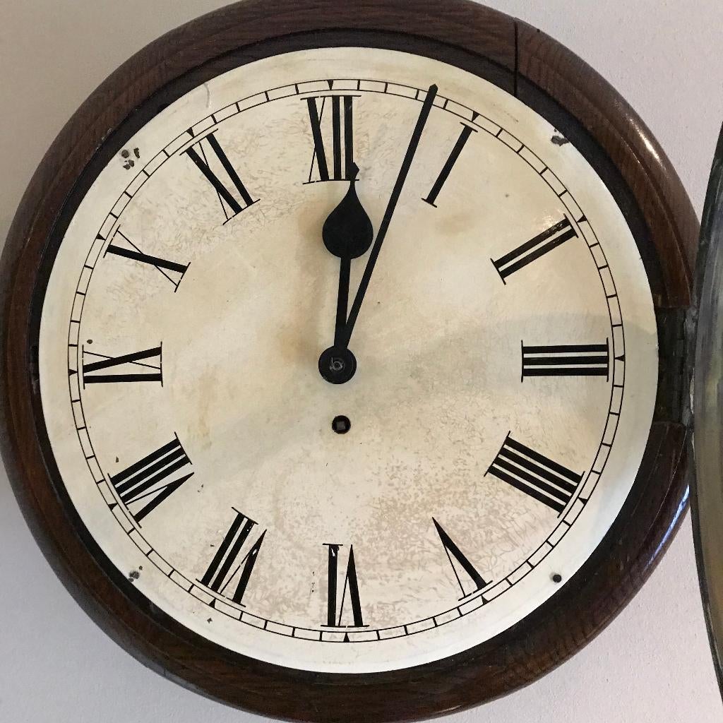 Antiek Klok met romeinse cijfers 43,5 cm doorsnee/ bruin, Ophalen of Verzenden