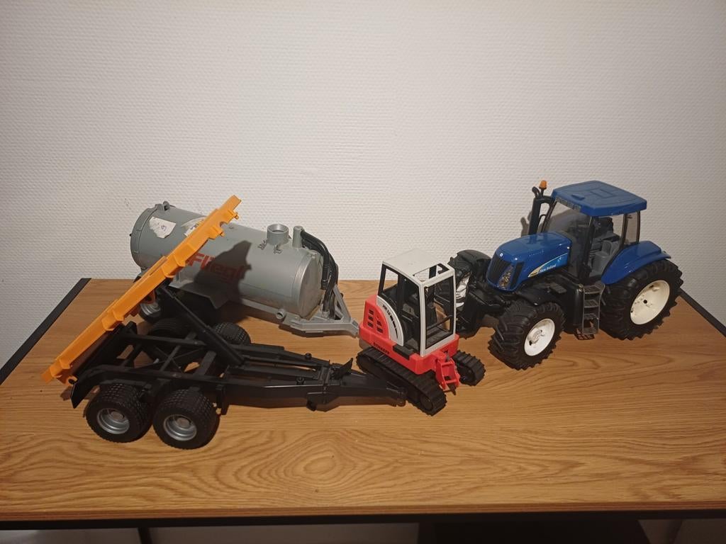 Bruder trekker met kar, giertank en een Graafmachine, Ophalen of Verzenden
