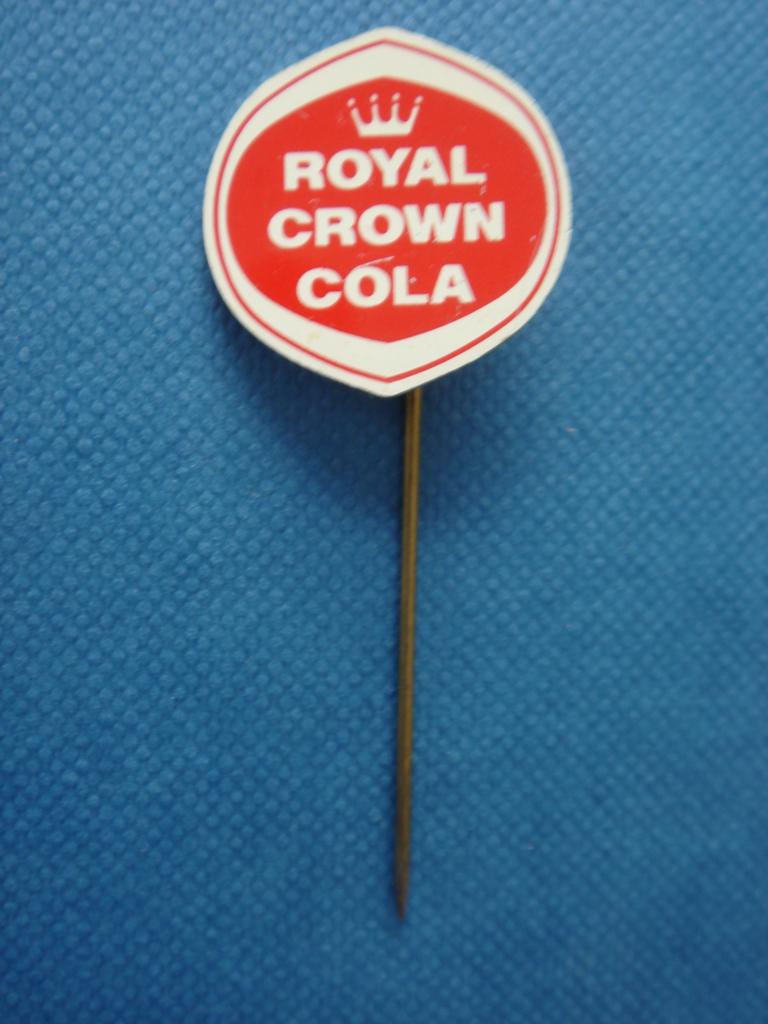 Speld Royal Crown Cola, Verzamelen, Ophalen of Verzenden, Gebruikt, Merk, Speldje of Pin