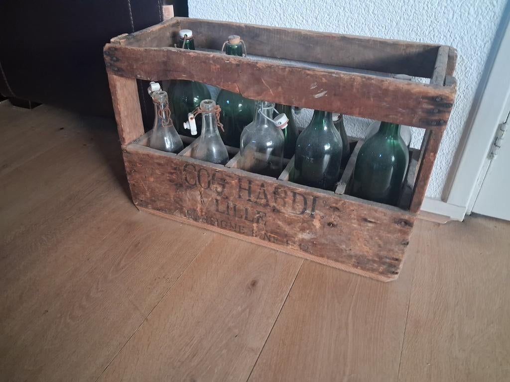Oude houten flessenkrat met vintage flessen, Ophalen of Verzenden