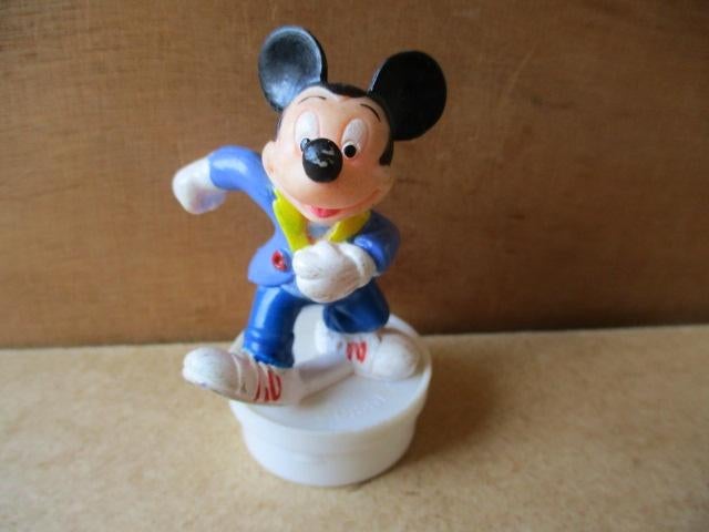 adv9743 mickey op dekseltje 3, Ophalen, Mickey Mouse, Gebruikt, Beeldje of Figuurtje