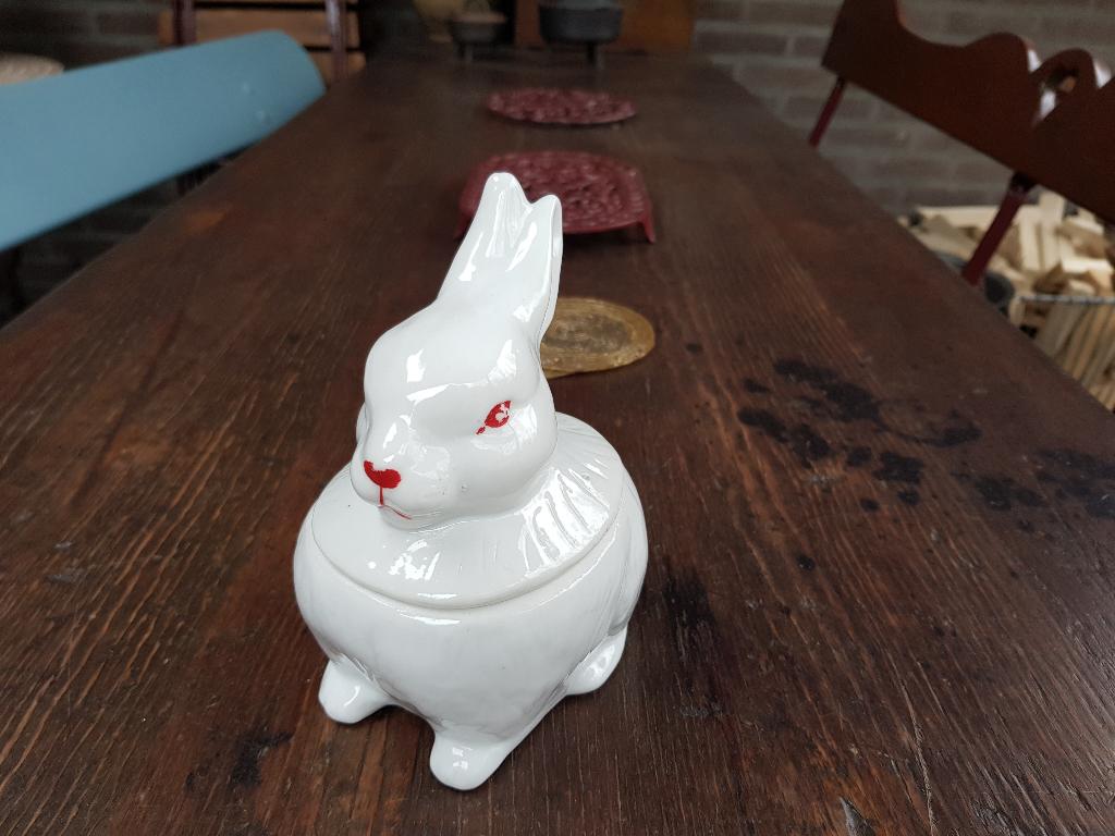 oude pasen - porseleinen paashaas potje, Diversen, Pasen, Ophalen of Verzenden