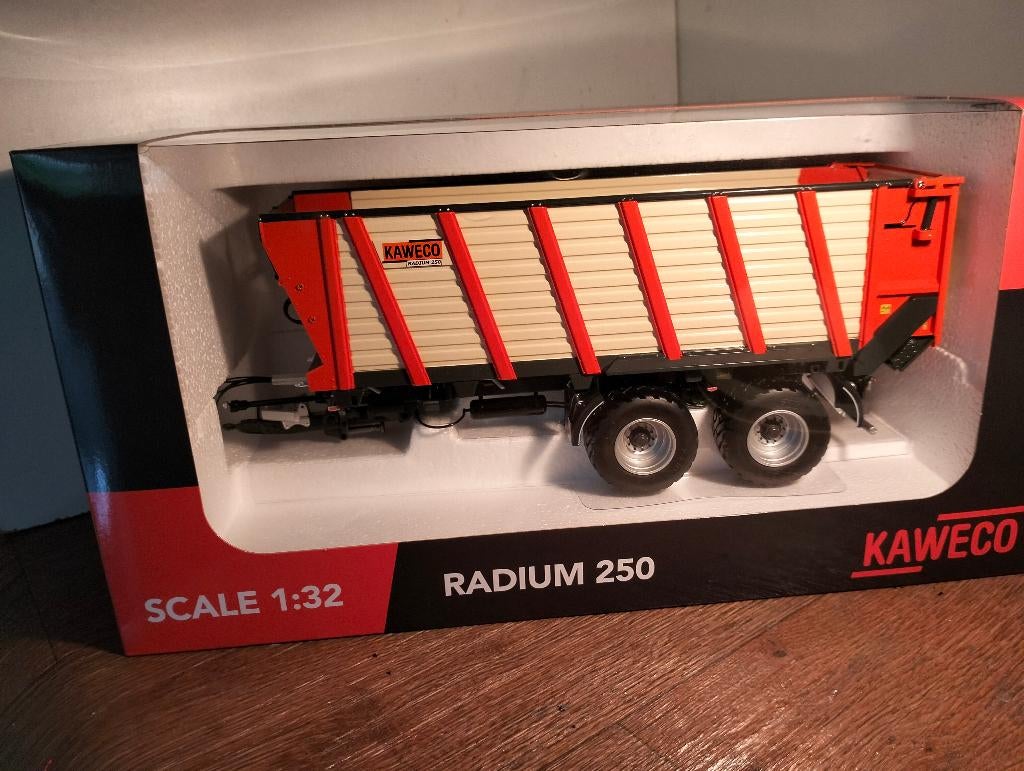 Te koop  Kaweco Radium 250S silagewagen oranje doseerwalsen., Hobby en Vrije tijd, Modelauto's | 1:32, Nieuw, Tractor of Landbouw