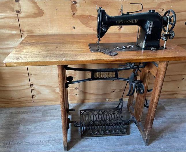 Antieke Grizner trapnaaimachine, werkend, Ophalen