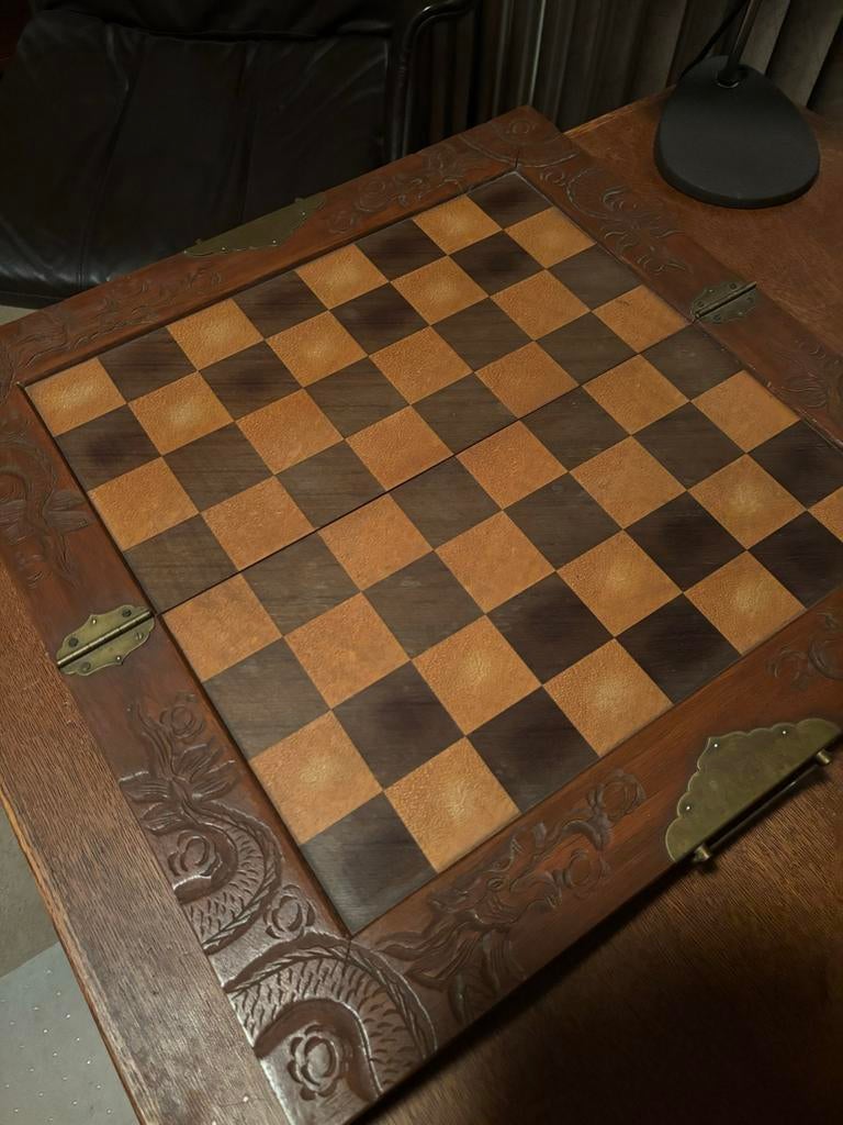 Uniek handgemaakt schaakspel met houten bord en figuren, Een of twee spelers, Ophalen, Gebruikt