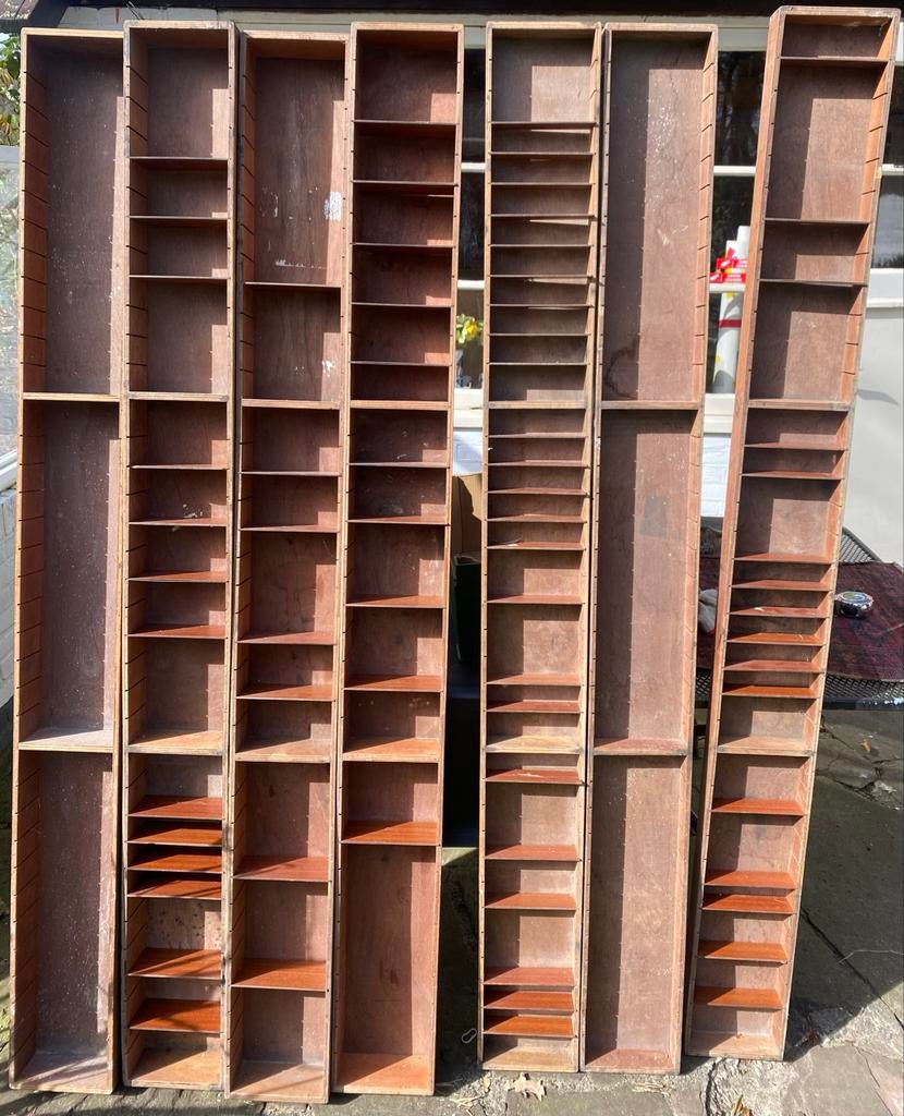 Zeven houten opberg bakken met schotjes, Ophalen, Met plank(en), Minder dan 50 cm, Gebruikt