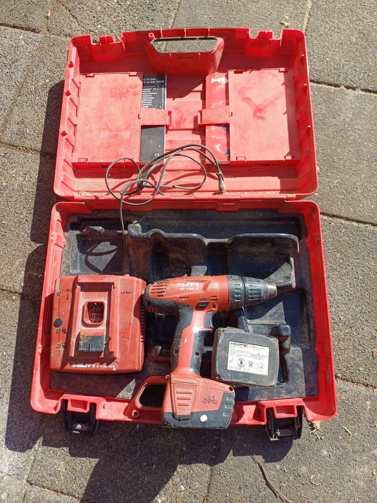 Hilti accu schroef boormachine met 2 accu's, Ophalen, Boormachine