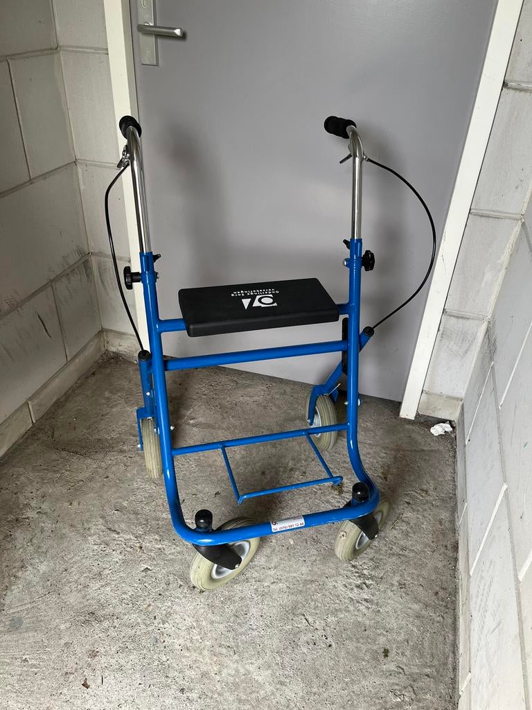 !!!MAG SNEL WEG!!!Blauwe rollator met zitje, Ophalen, Opvouwbaar, Zo goed als nieuw