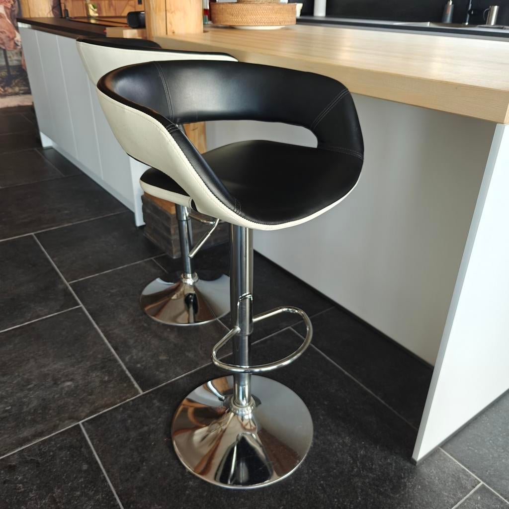 Twee in hoogte verstelbare barkrukken., Huis en Inrichting, Barkrukken, Ophalen, Gebruikt, 60 tot 90 cm, 2 krukken