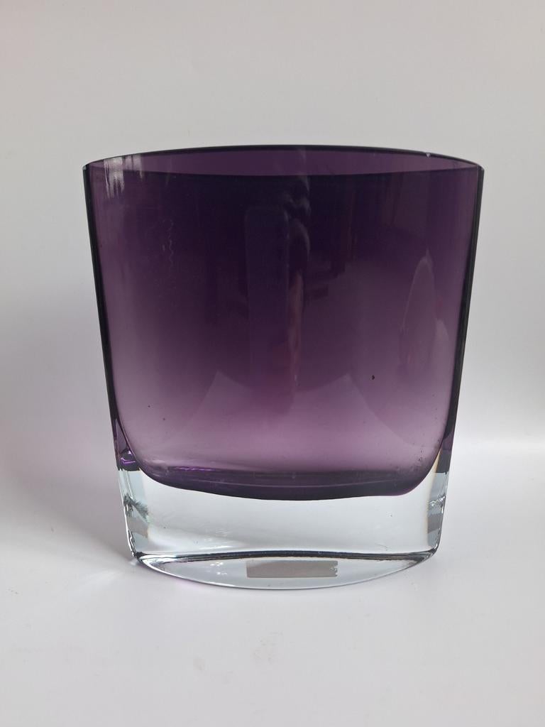 Paarse vaas Krosno glas;
18 x 17 x 7,5 cm
1760 gram, Ophalen of Verzenden