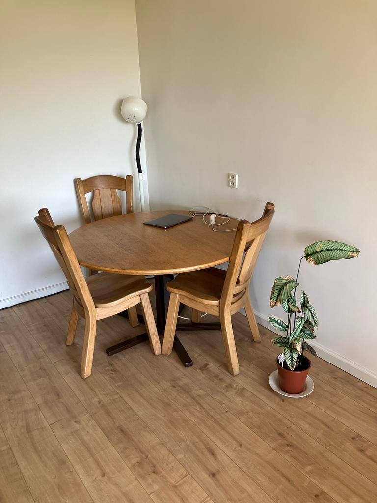 Ronde eettafel met 4 bijpassende zetels, robust en stevig, Huis en Inrichting, Tafels | Eettafels, Ophalen, Gebruikt, 100 tot 150 cm