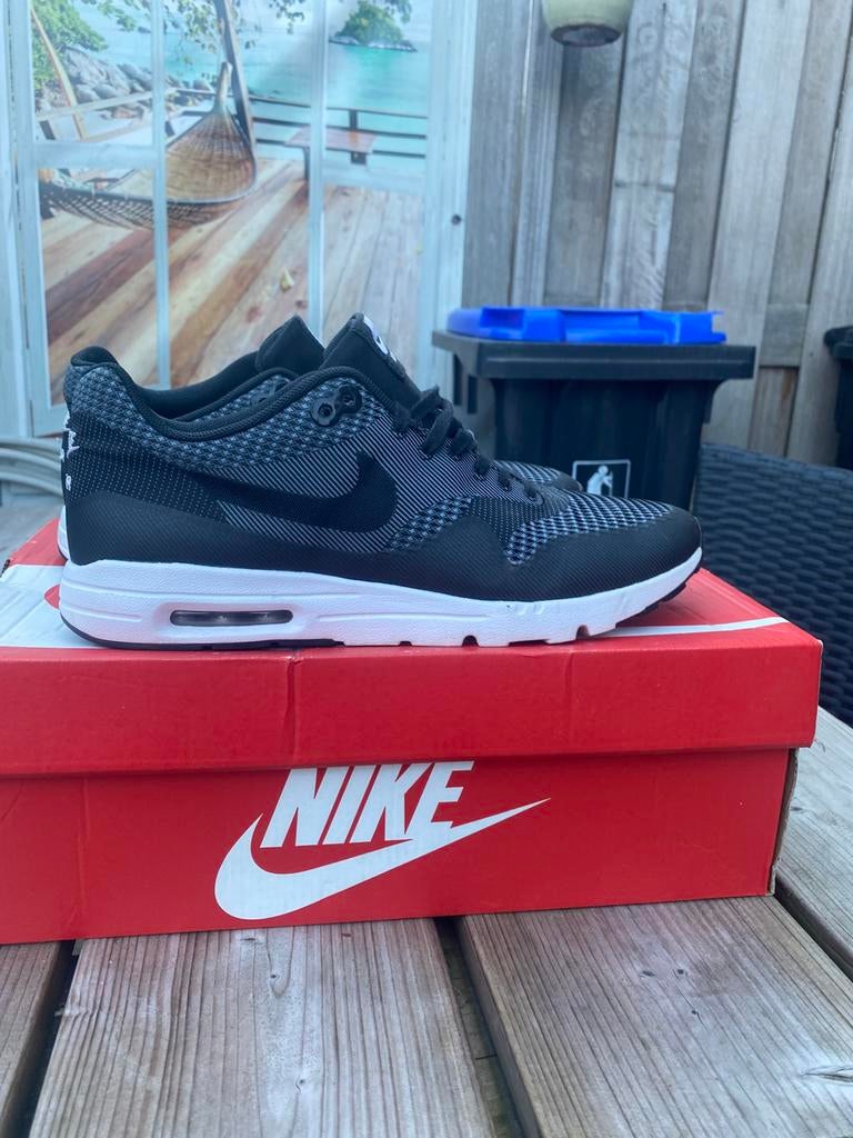 Nike air max 1 triple grey maat 43, Kleding | Heren, Schoenen, Overige kleuren, Ophalen of Verzenden, Sneakers of Gympen, Zo goed als nieuw