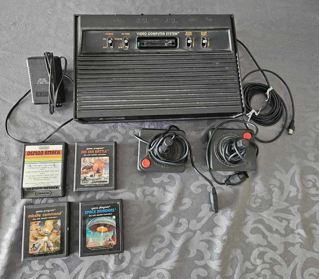Atari 2600 met accessoires en 4 games, Spelcomputers en Games, Spelcomputers | Atari, Gebruikt, Atari 2600, Met 2 controllers