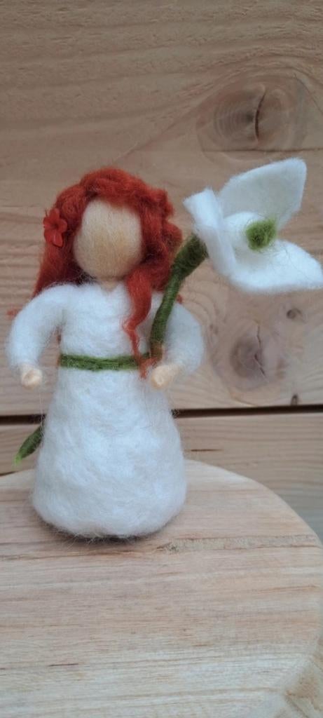 Seizoenstafel jaartafel  lente popjes pst 14.50 geel/ wil, Hobby en Vrije tijd, Ophalen of Verzenden, Nieuw, Figuurtje(s)