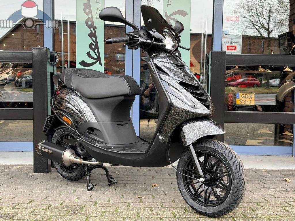 Nieuwe Piaggio Zip Forged Carbon,Alpha Matrix Led, Akrapovic, Fietsen en Brommers, Scooters | Piaggio, Ophalen, Maximaal 45 km/u