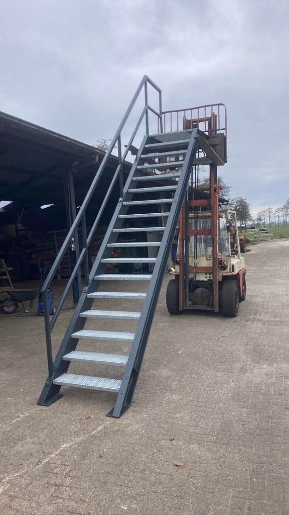 Stalen trap, Doe-het-zelf en Verbouw, Ladders en Trappen, Ophalen, Zo goed als nieuw, 2 tot 4 meter