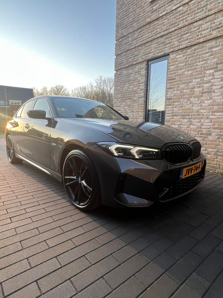BMW 320e Nieuw Model – M Sport | Dravitgrau Alcantara Bomvol, Auto's, BMW, Automaat, 1998 cc, Achterwielaandrijving, 4 cilinders
