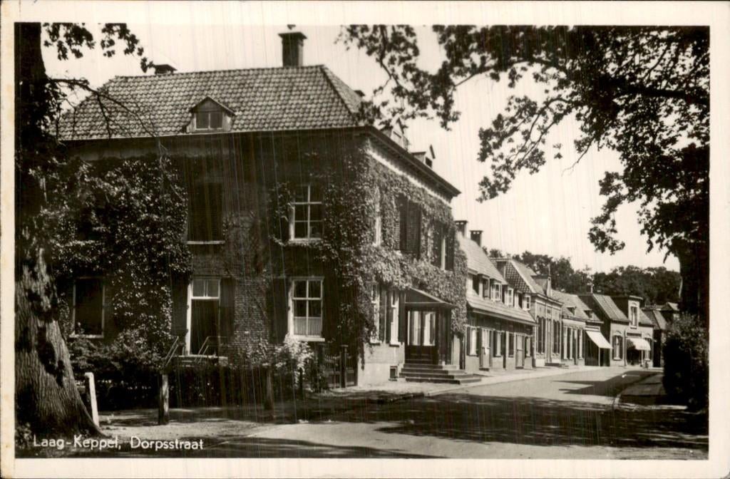 Laag-Keppel - Dorpsstraat - Straatgezicht, Ophalen of Verzenden, 1940 tot 1960, Gelopen, Gelderland