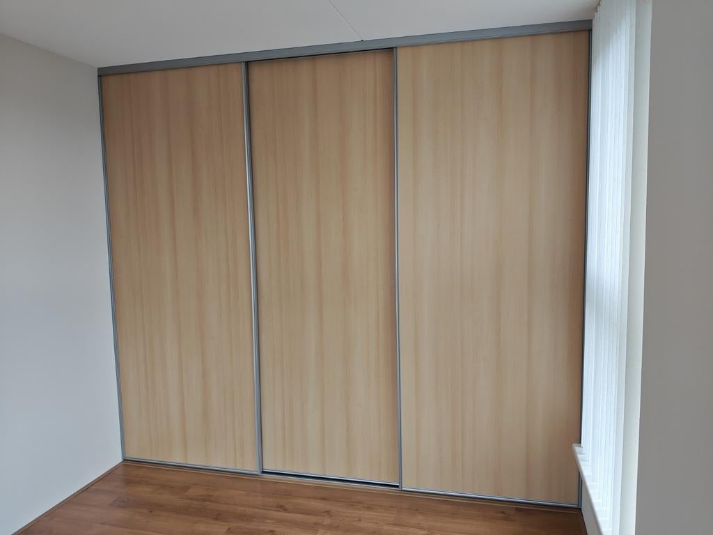 Grote kledingkast met schuifdeuren - zo goed als nieuw, Ophalen, Met deur(en), 150 tot 200 cm, Zo goed als nieuw