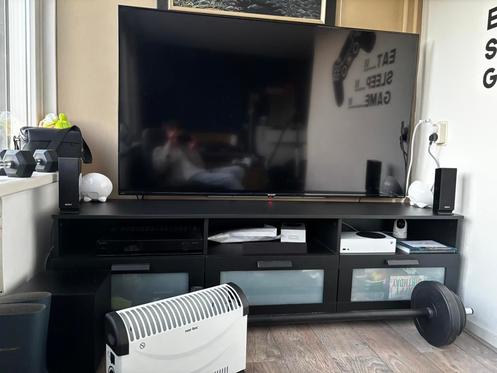 Sharp tv 70 inch met surround set en muurbeugel, Ophalen, Zo goed als nieuw, 25 tot 50 cm, Minder dan 100 cm